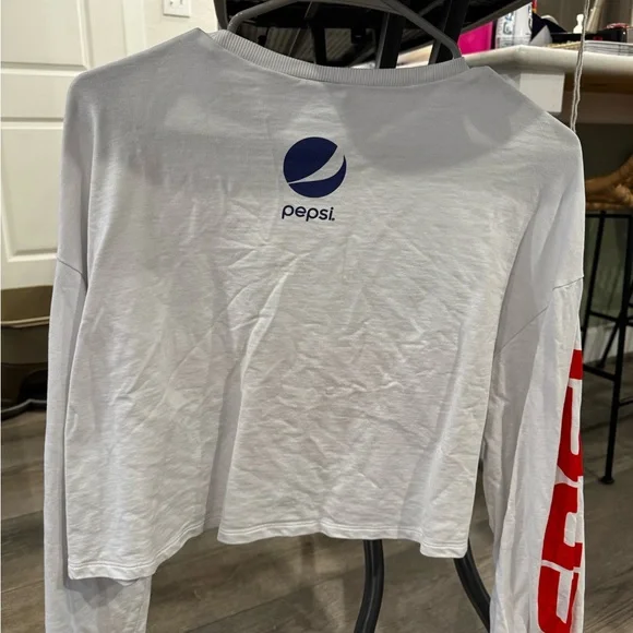 H&M Women's White and Red Graphic Sweatshirt - Picture 4 of 4